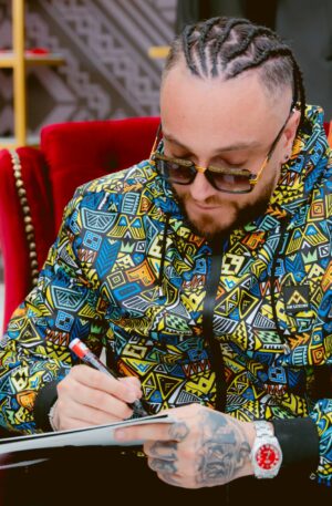 "Giacca Antivento con Stile: L'Eleganza di Gue nel Nostro Store"