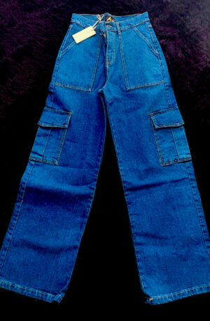 "Funzionalità Moda: Esplora lo Stile con i Nostri Jeans Cargo"
