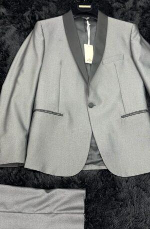 "Sobria Eleganza: Abito Grigio con Dettagli in Nero per un Look Moderno"