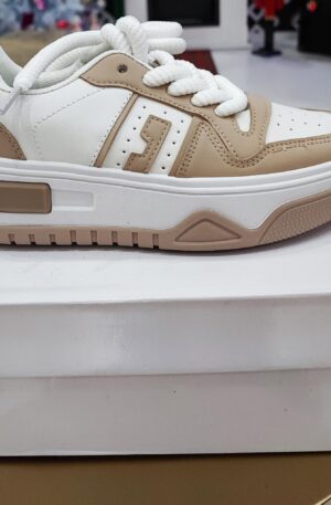 Sneakers con lacci