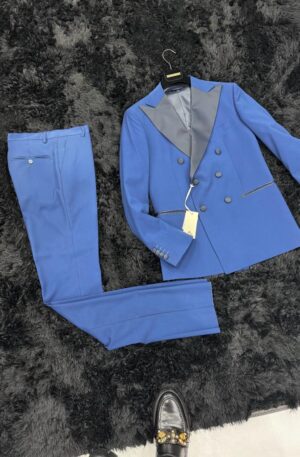 "Eleganza Contrastante: L'Abito Uomo Blu Doppio Petto con Patte Nere"