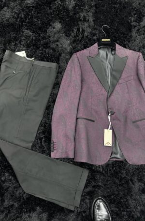 "Raffinata Armonia: Giacca Damascata Bordeaux e Patte Nere, Pantalone Nero"
