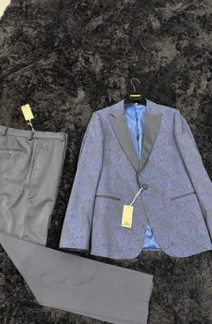 "Ricercata Eleganza: Giacca Damascata Blu, Patte Nere e Pantalone Blu per un Look senza Tempo"