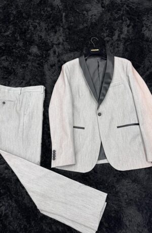 "Sinfonia di Stile: Abito Uomo Grigio con Accenti Neri per un'Eleganza Versatile"