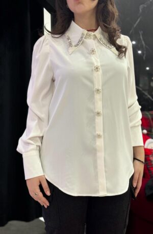 "Luminosa Raffinatezza: Camicia da Donna con Pietre, Perle e Colletto Scintillante"