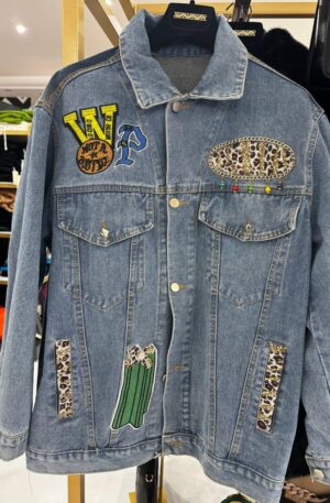 "PatchStyle: Giacca in Jeans con Dettagli Decorativi per un Look Informale e Trendy"