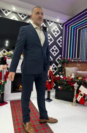 "Elegante: Abito Scuro con Raffinata Impuntatura Bianca Interna"