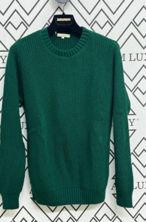 "Essenza Leggera: Maglia Girocollo in Filo per un Look Raffinato e Confortevole"