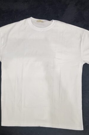 T-shirt Bianca con Scritta Nera alle Spalle: Stile Minimalista con un Dettaglio Audace