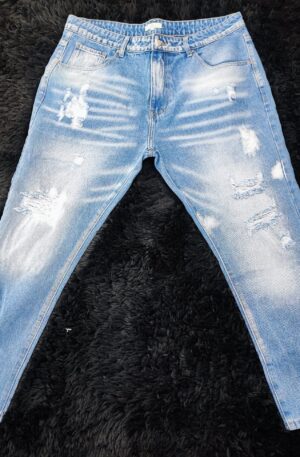 "Jeans Strappati: Uno Stile Ribelle e Trendy"