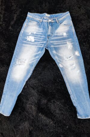 "Jeans Strappati: Uno Stile Ribelle e Trendy