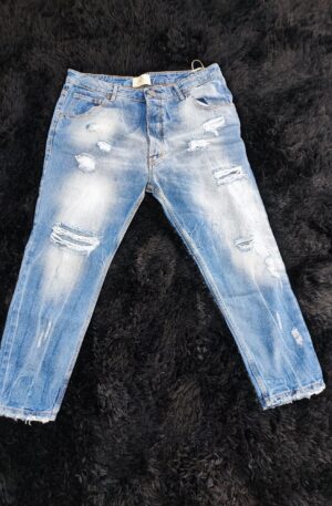 "Jeans Strappati: Uno Stile Ribelle e Trendy