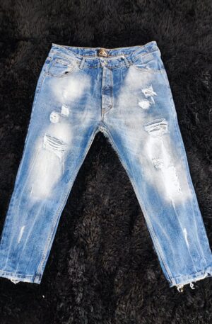 "Jeans Strappati: Uno Stile Ribelle e Trendy