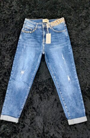Jeans Personalizzato con Borchie e Fascia Leopardata: Un Capo Unico e Limitato