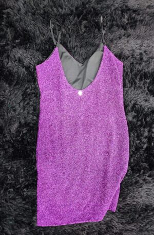 Vestito a Tubino con Bretelle Sottili: Eleganza Scintillante in Fucsia