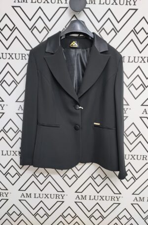 "Giacca Nero: Eleganza in Total Black"